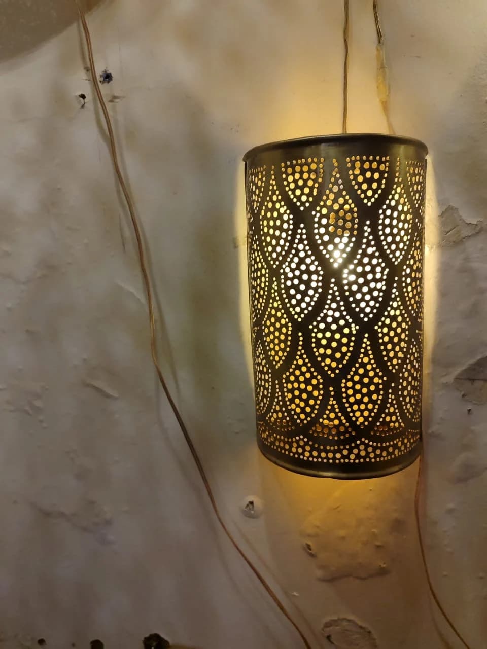 Gold Tone Leaf Pattern Wall Sconce