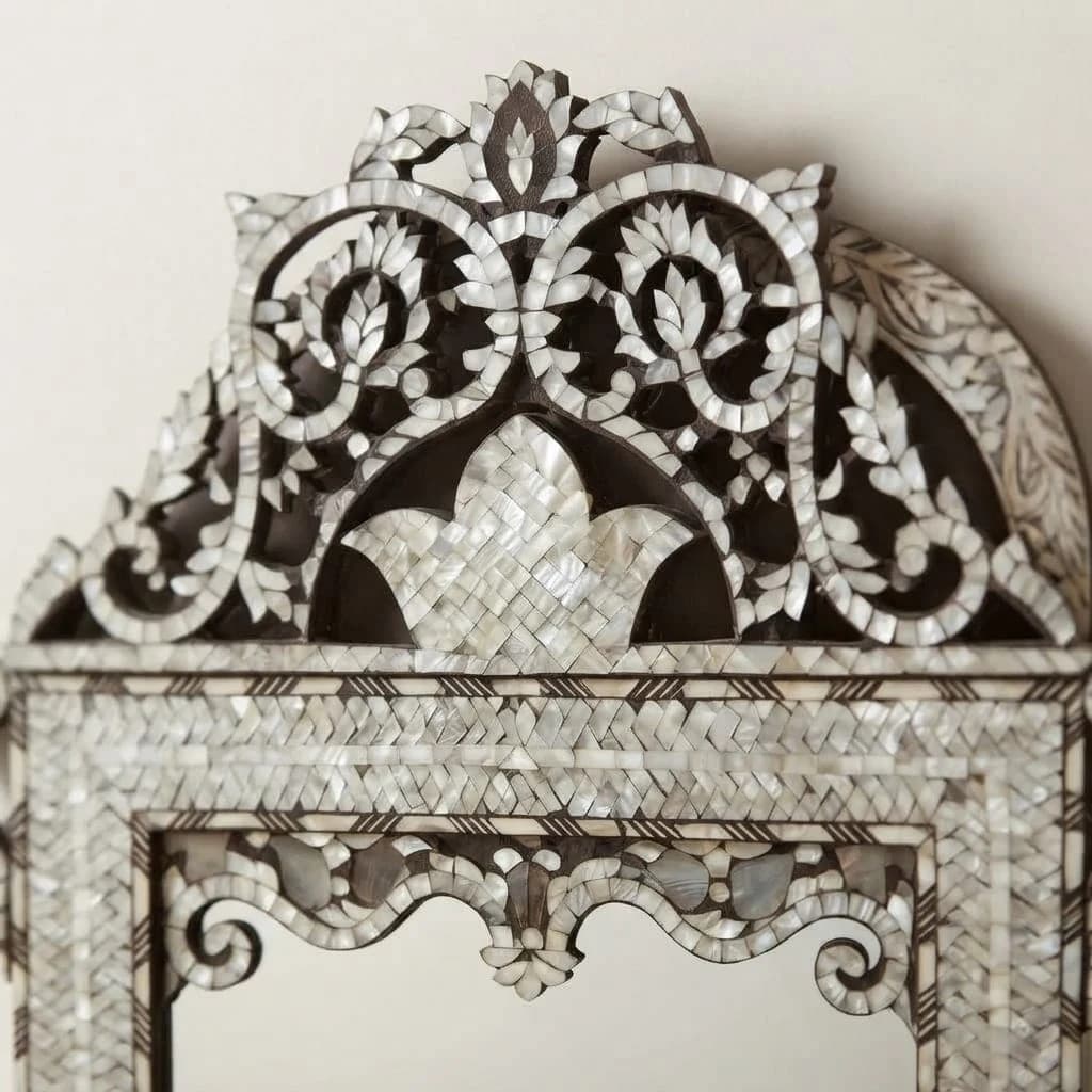 Fleur de Médina — close view of the frame craftsmanship