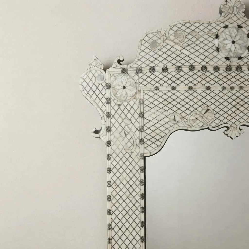 Galerie de Lumière — close view of the frame craftsmanship