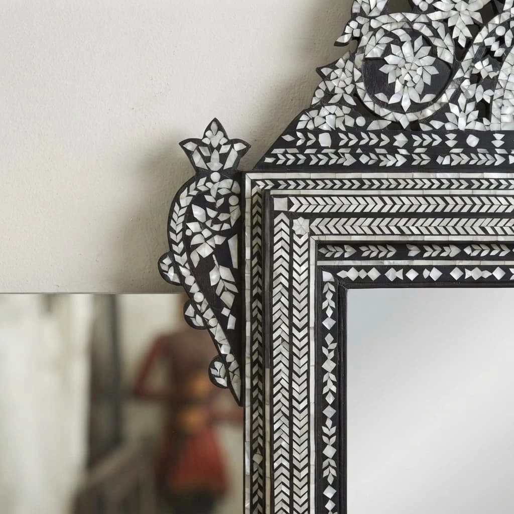 Grand Palais — close view of the frame craftsmanship