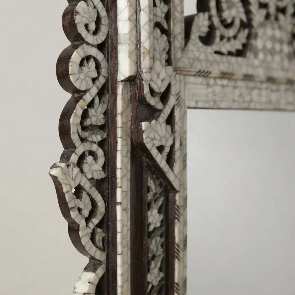 Jardin de Fès — close view of the frame craftsmanship